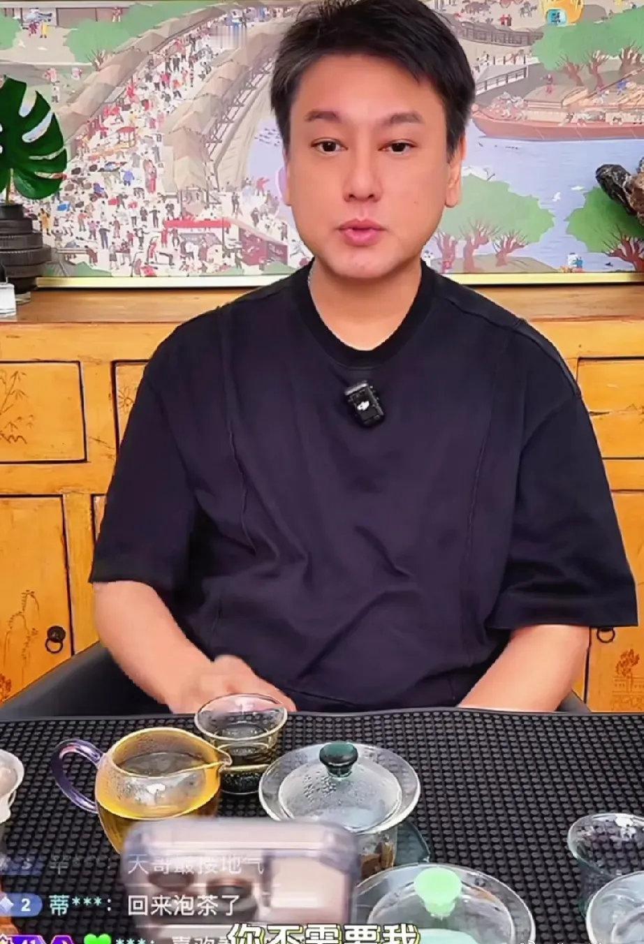 贾玲：孝天啊，我听说你把我微信删了？我咋都不知道呢。

朱孝天：我为什么不能删你