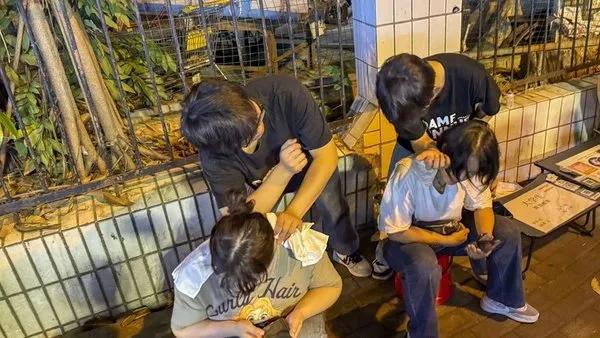 最近，南宁市火炬路上出现了一群特别的摊主：来自广西中医药大学中医学专业的大三学生