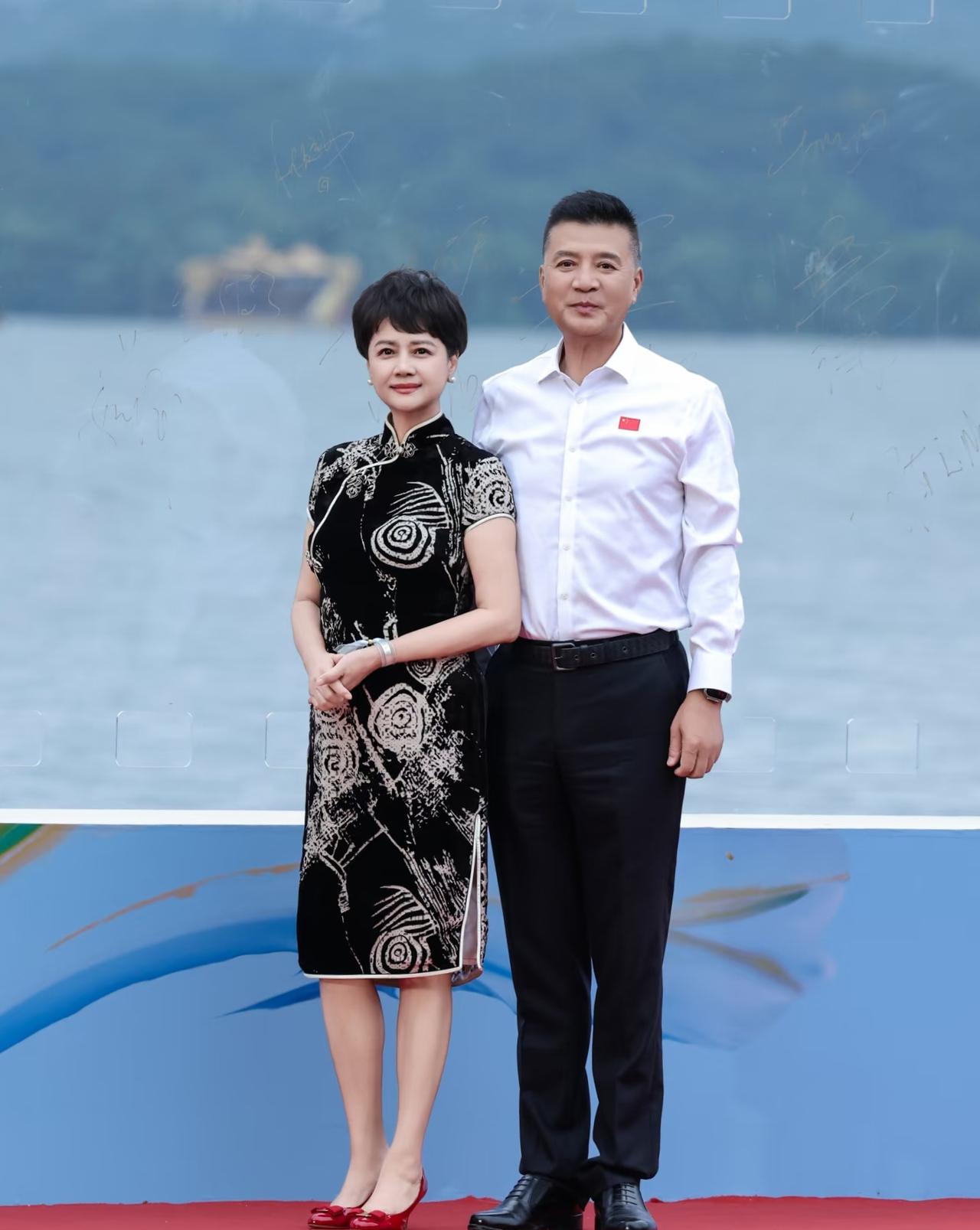 人到中年，无需美颜，经历岁月的洗礼，展现独有的风采和韵致！