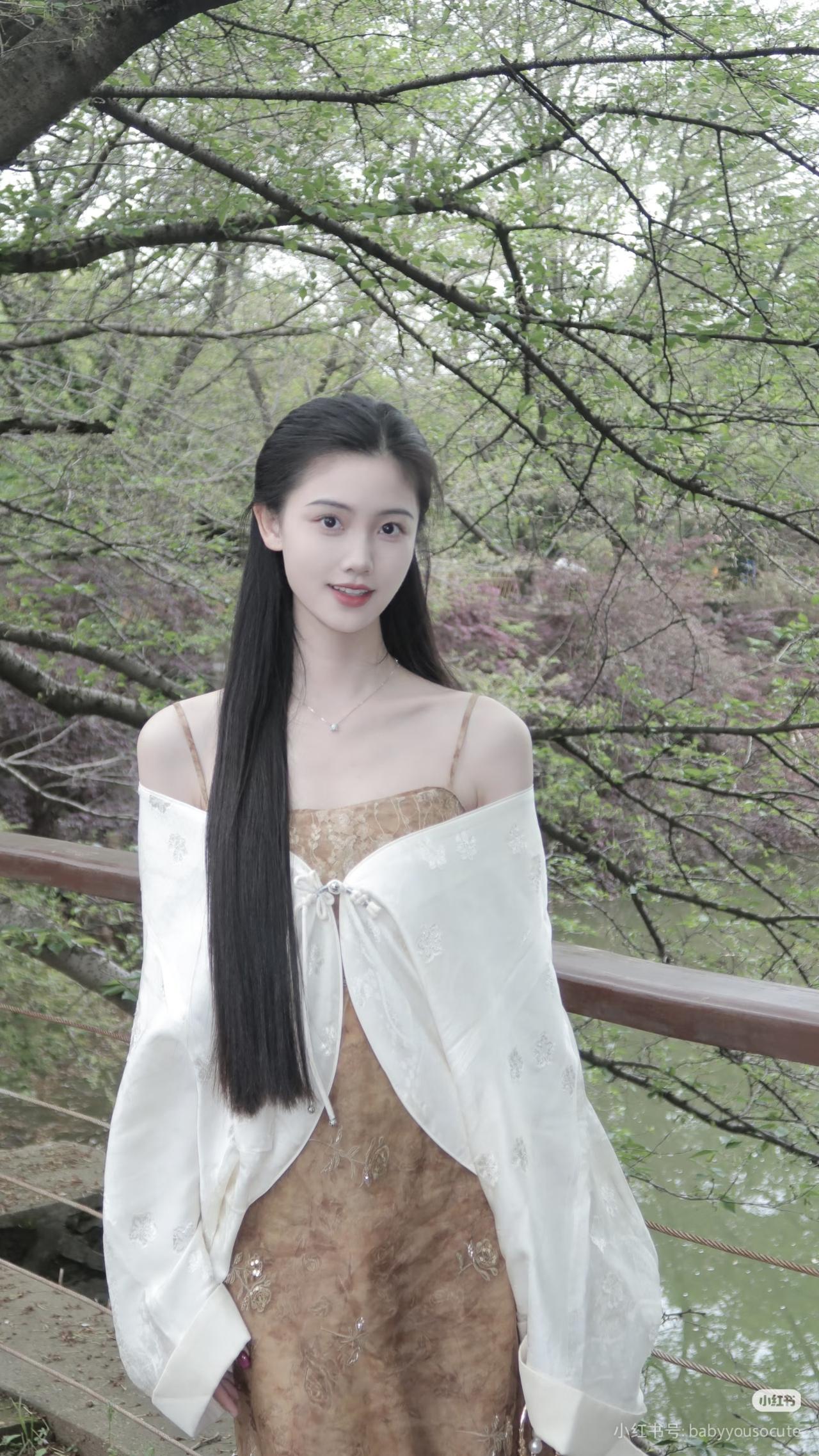 绿树阴中倚，白衣映春光。