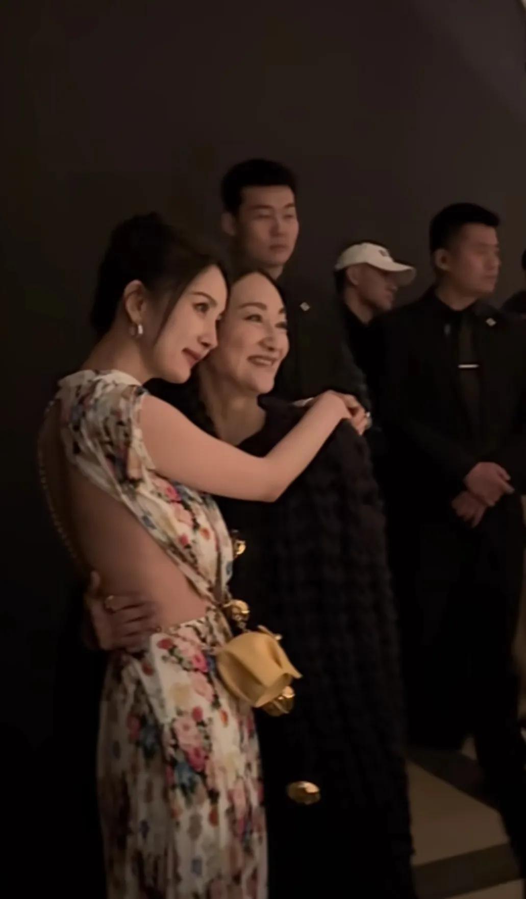 杨幂和惠英红合照，两人贴在一起看着关系真好，杨幂真的是双商在线，多接些有质量的电