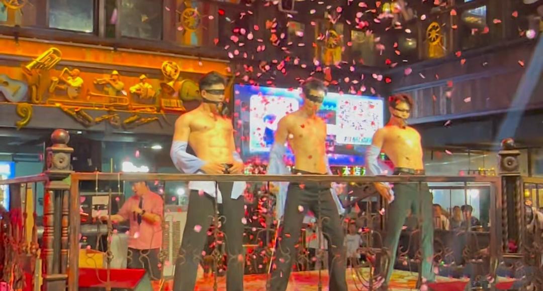 徐州牙缝烧烤该罚
近日刷到一徐州烧烤的视频，引发网友热议，烧烤店的男模团演出，上