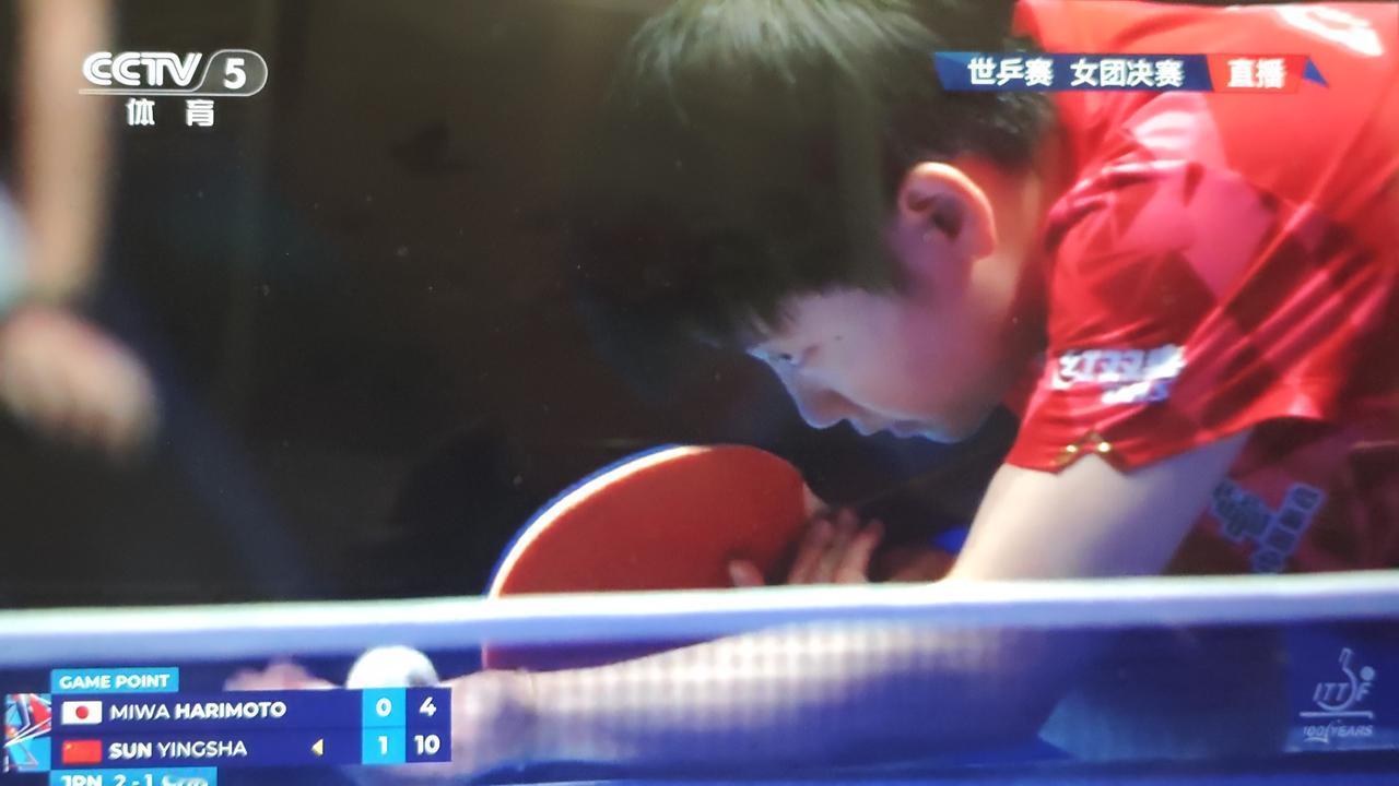 世乒赛团体决赛正在火热进行中，孙颖莎第三局对决日本张本美和，今晚张本的球速很快，
