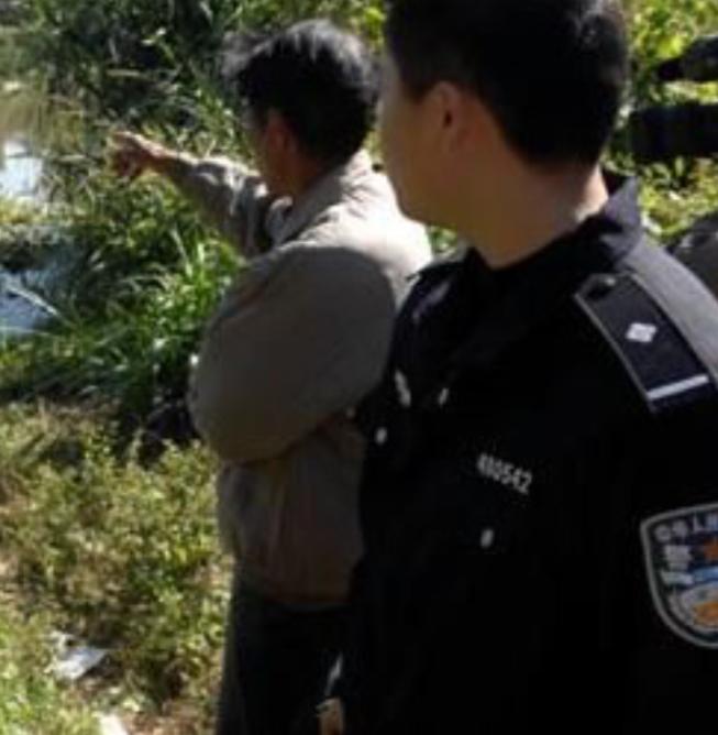 福建，一男子付不起1000块丧葬费，趁着晚上无人，含泪将因重病去世的母亲，装进麻