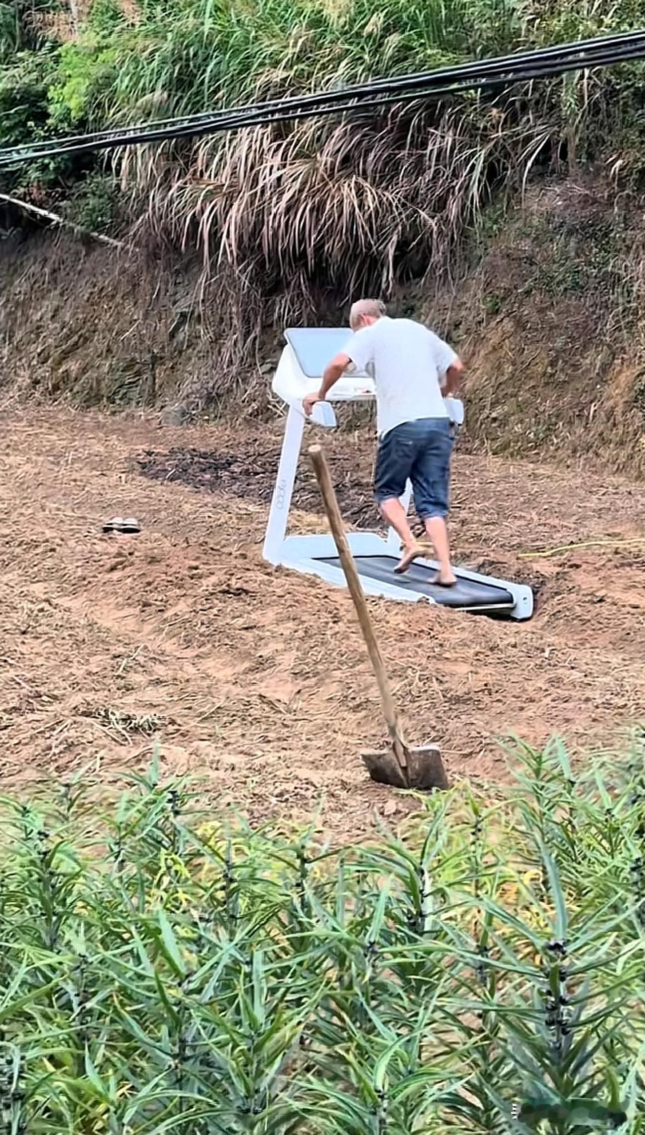 大爷你是真会玩[捂脸]新能源跑步机