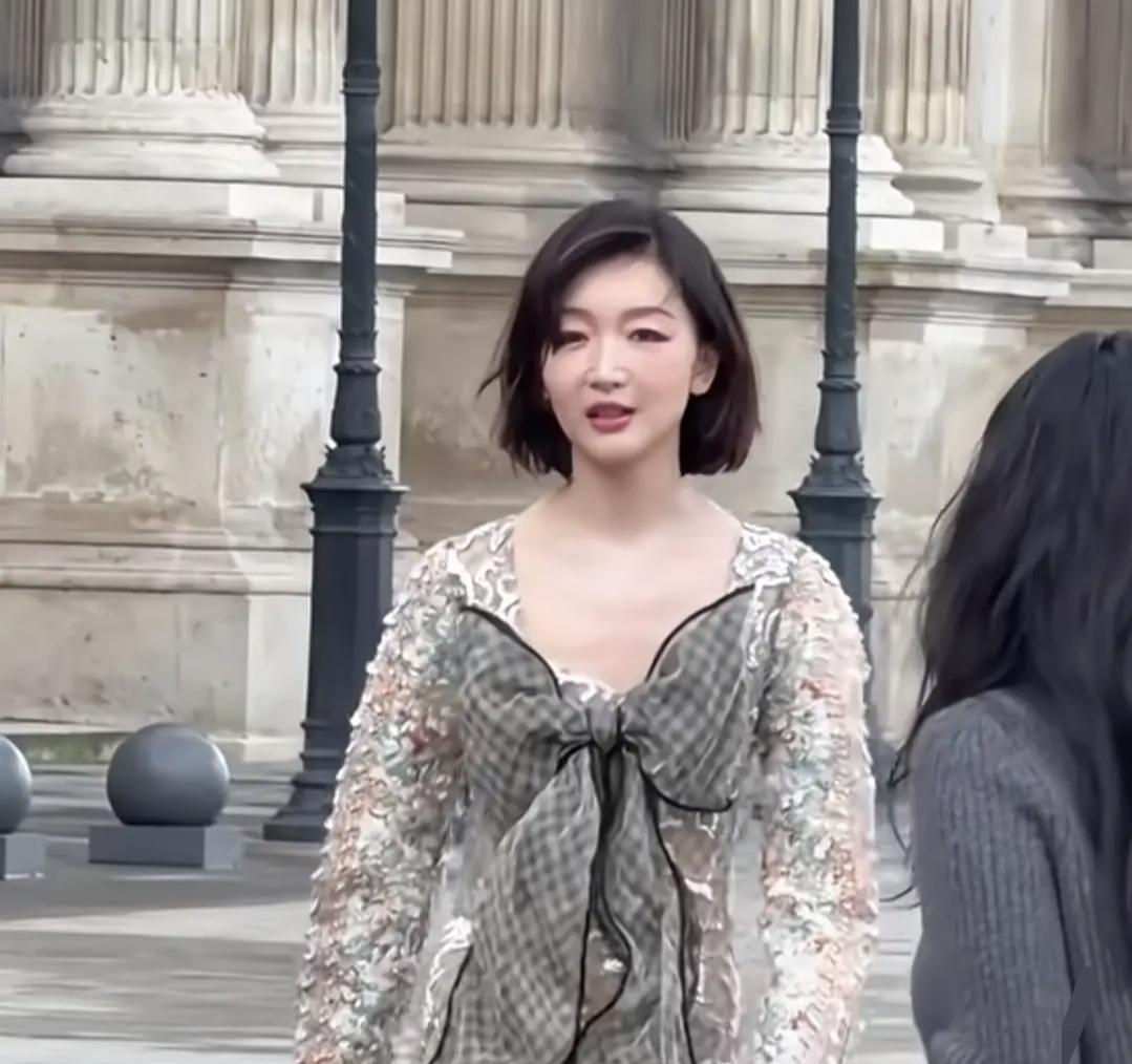 周冬雨还是换个造型师吧，这套好难评！

她真的每次红毯活动礼服都没选对过，这次头