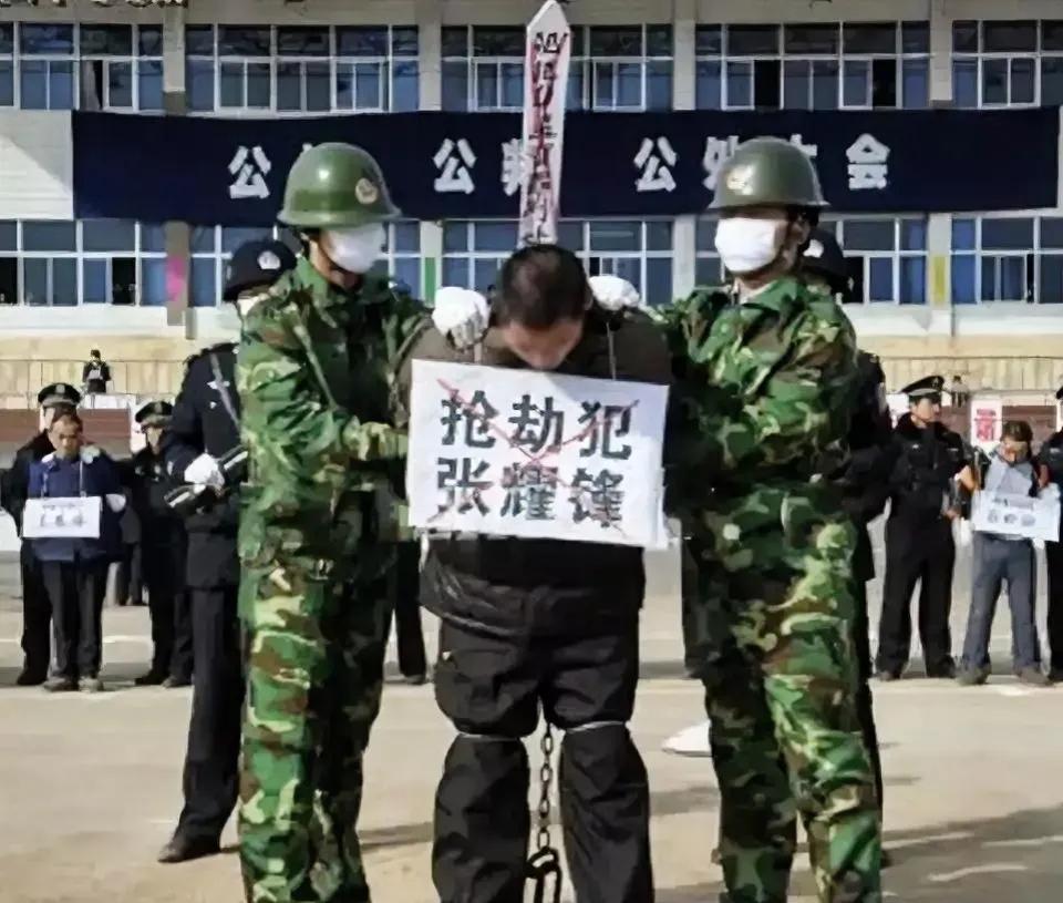 2010年，渭南看守所，死刑犯张耀锋，即将被押赴刑场，执行死刑，照片中的他脖子上