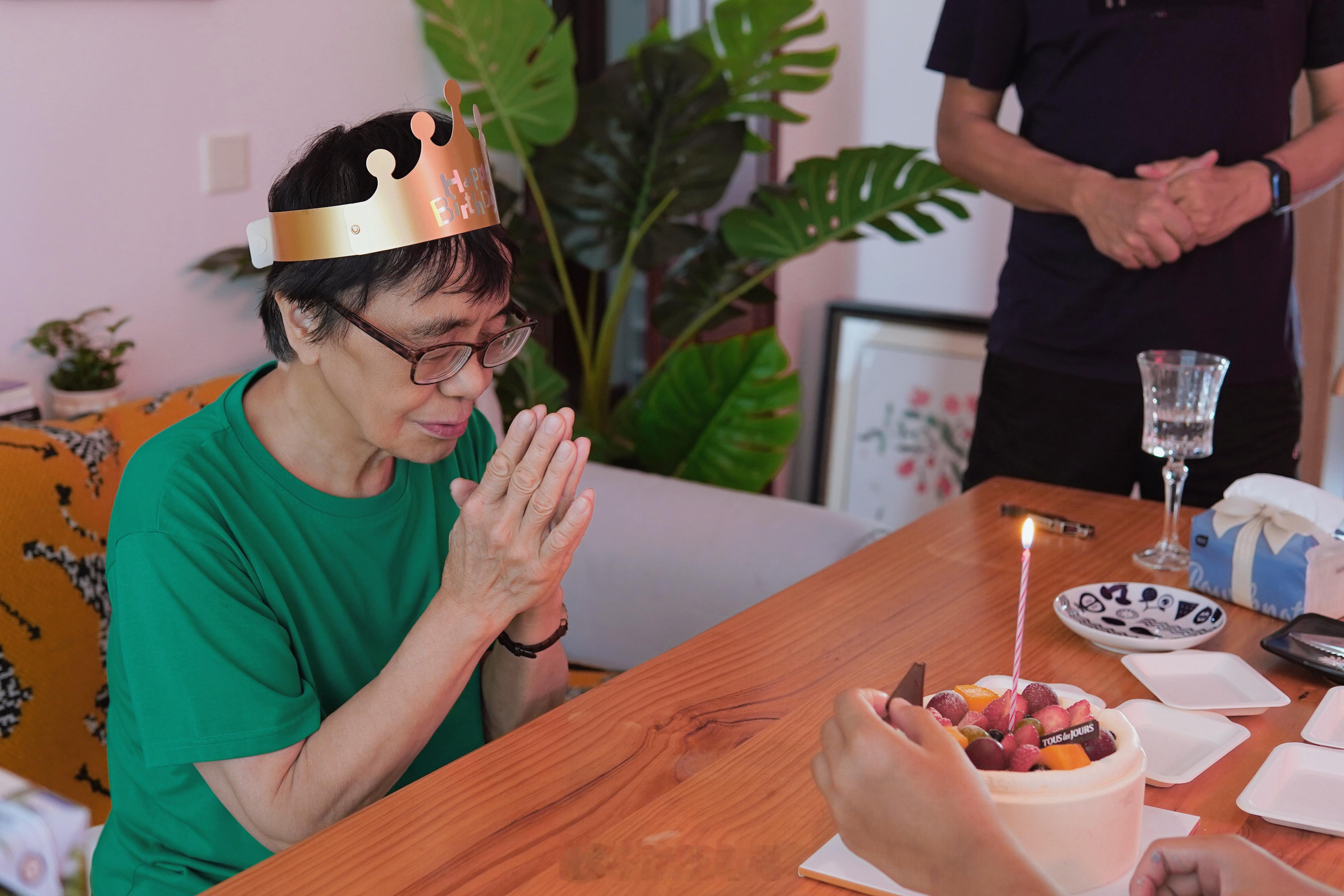 祝婆婆生日快乐！全家聚在天津为她过生日。我妈给我婆婆买的生日蛋糕，我和孩子爸一起