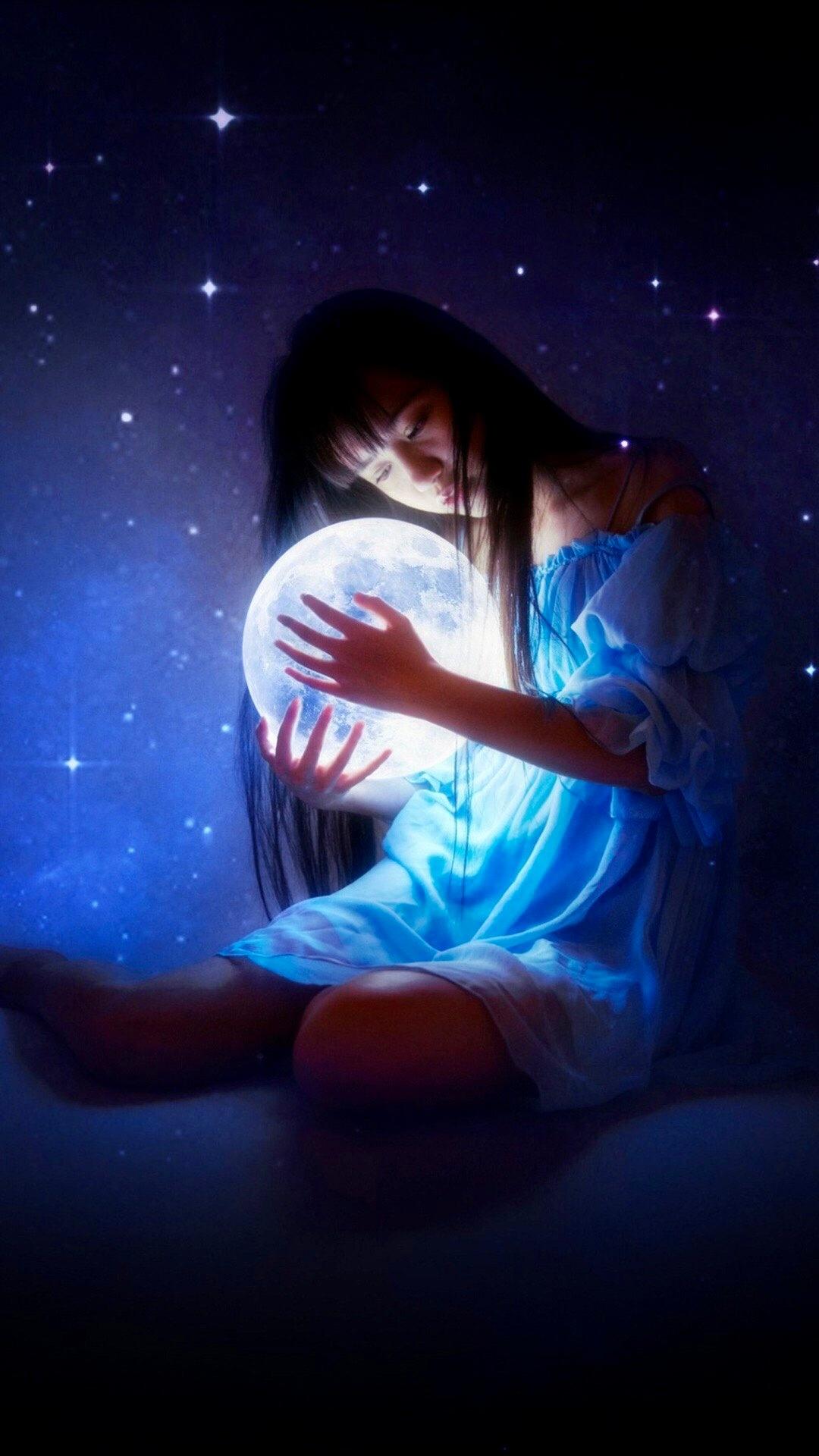 一个秋天的夜晚（王立新）一枚圆月把整个夜晚都漂得银白银白的啦很晚，我来看你你的门