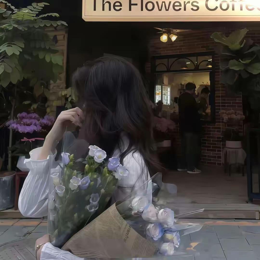 [微风]现代诗：《很近.很远》
原创/首发


去见你
这段路很近

站台的灯晃