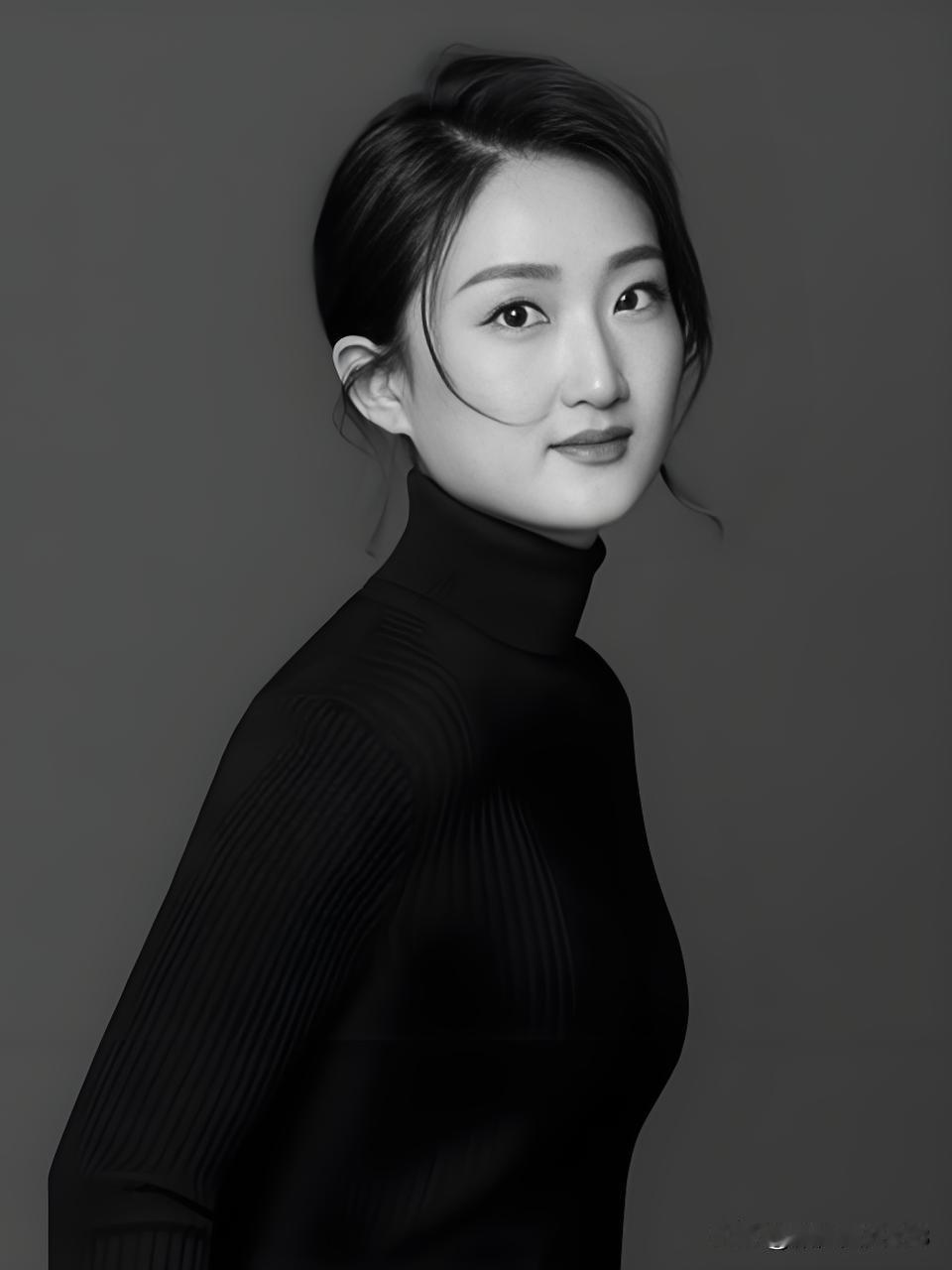 央视女主持人，镜头前的优雅使者。她们以专业素养传递时代声音，用知性魅力连接千家万