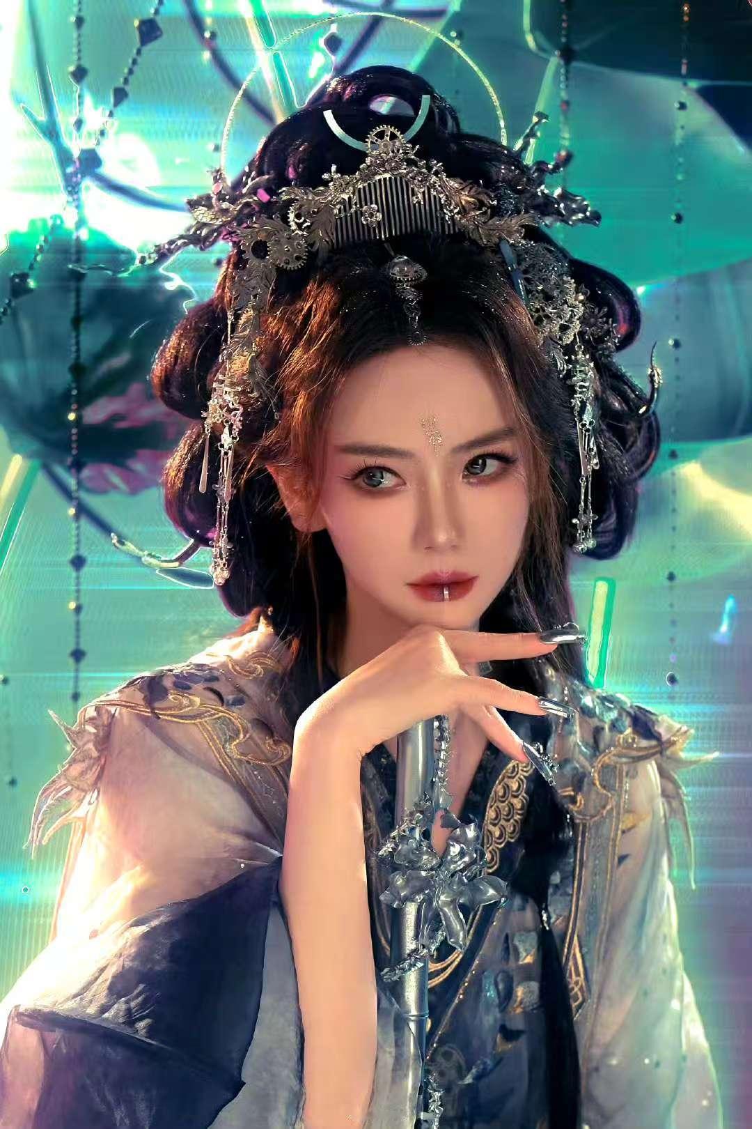 戚薇二次元白蛇照进现实  话题下，戚薇的原图简直美出新高度，完美复刻二次元白蛇的