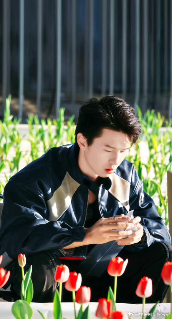 后陡门男孩舞台上线！赵小童、何浩楠跟不齐舞团同台彩排，欢乐氛围直接拉满。别看画面