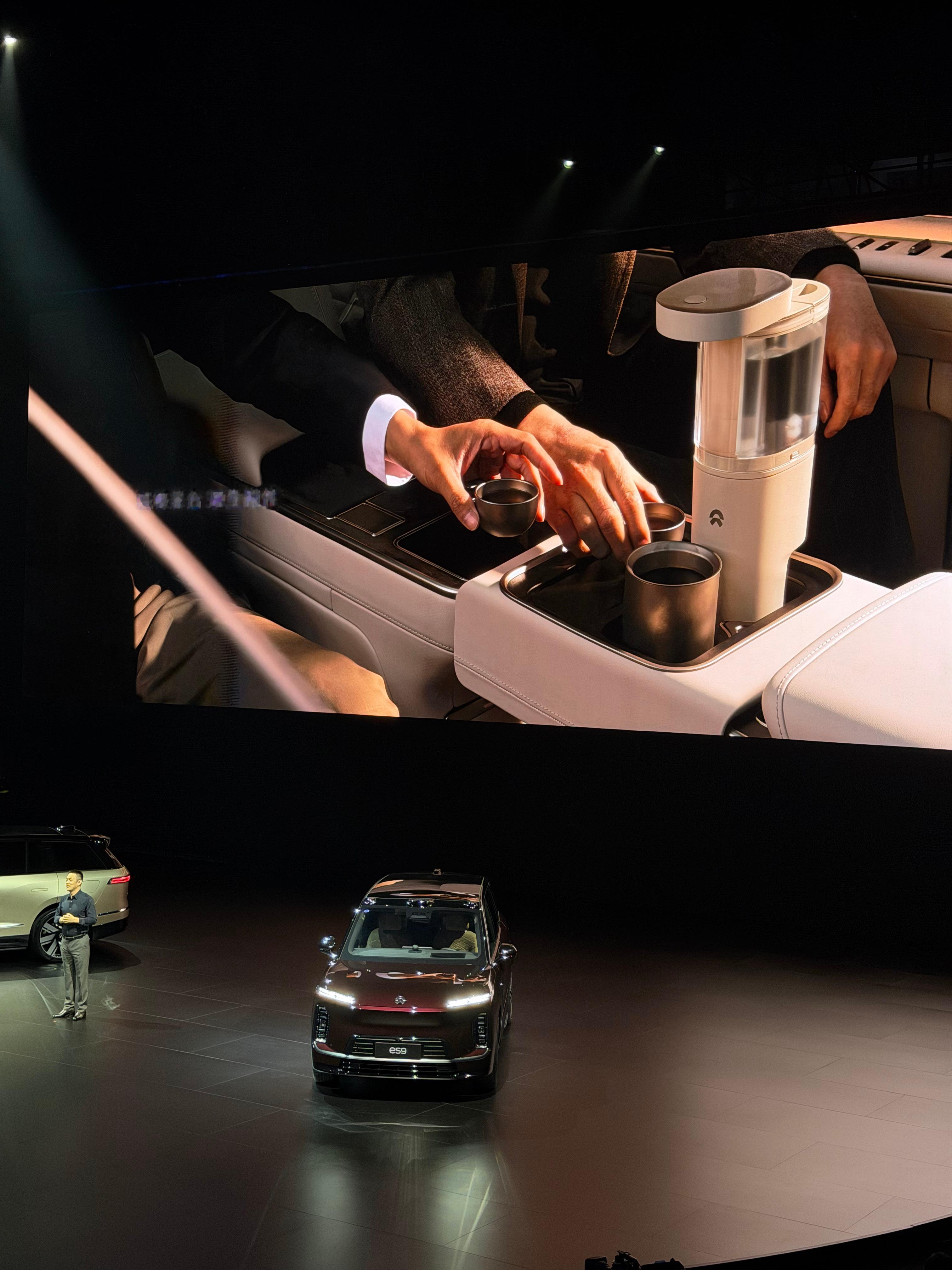 斌哥在现场分享，蔚来ES9融入了很多中国风原创设计，还有不少有意思的黑科技。分享