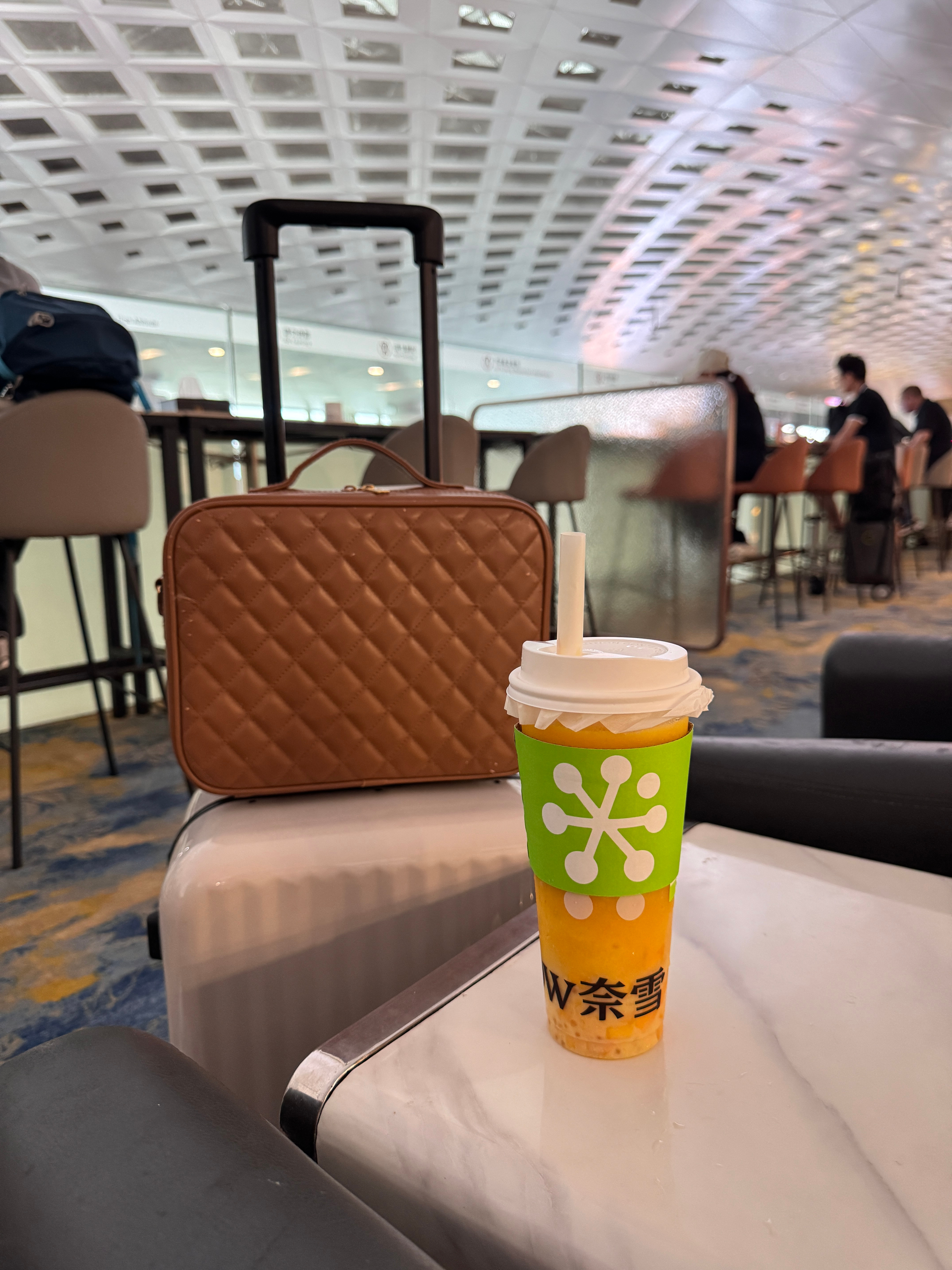 航班延误俩小时，想起来之前平安给的贵宾休息室权益。手机电充满了，晚餐也吃上了。登
