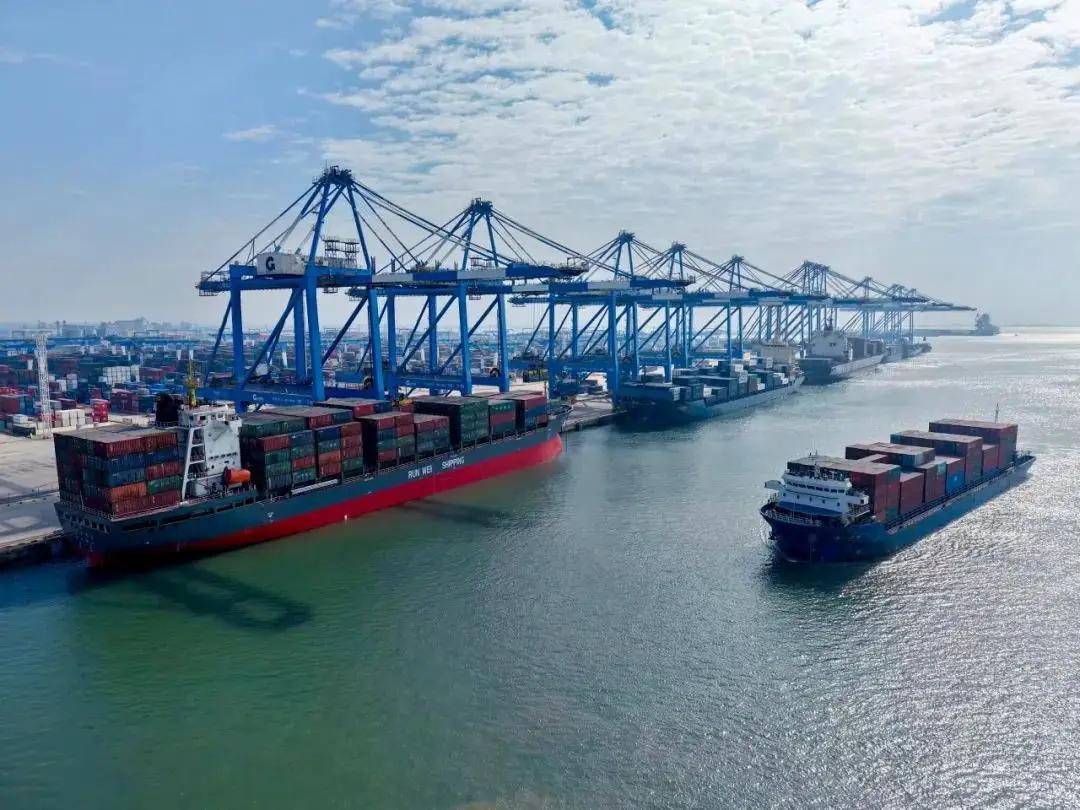 出口暴增！中国出口的底层逻辑，早已悄悄改变
最近海关出炉的出口数据火了，同比暴增