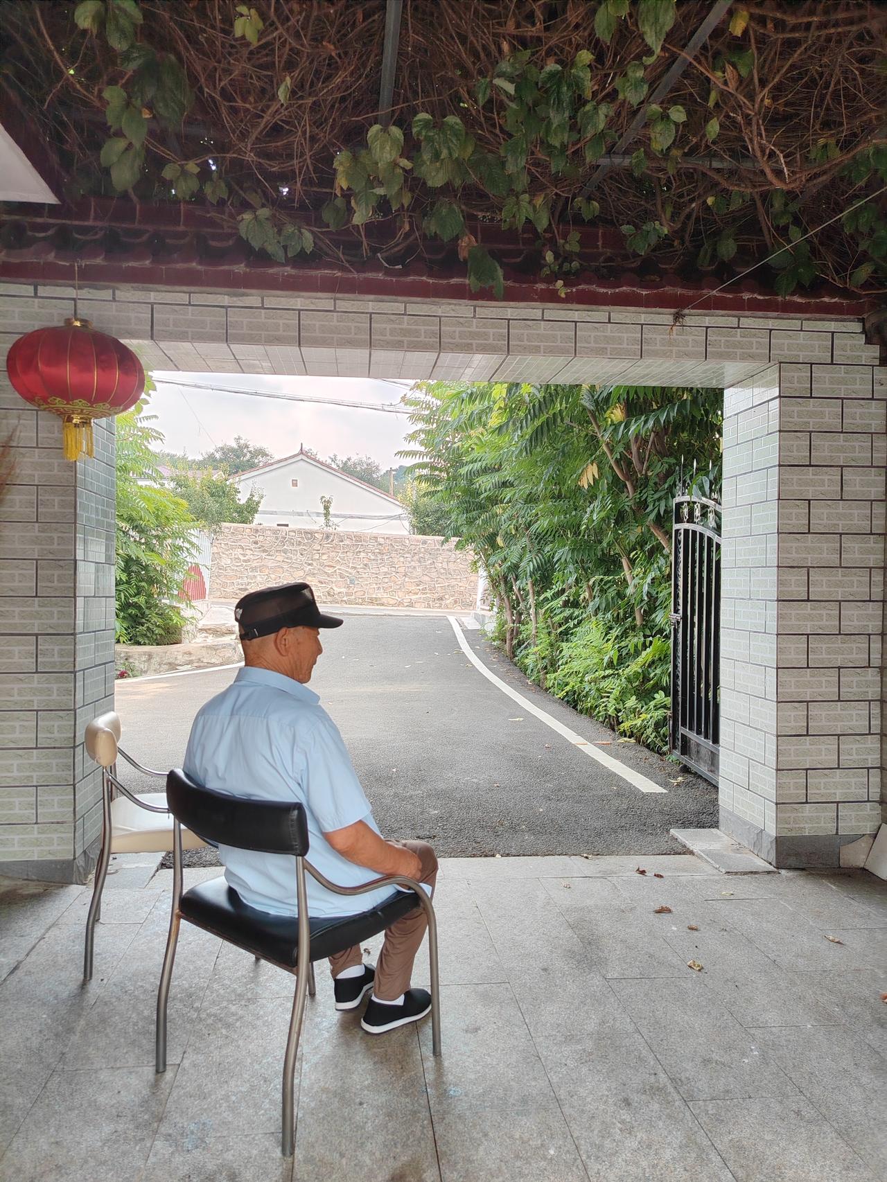 🪞心若明镜，不染尘埃；应无所住，而生其心。
镜子映照万物，美丑皆现，却不留痕迹