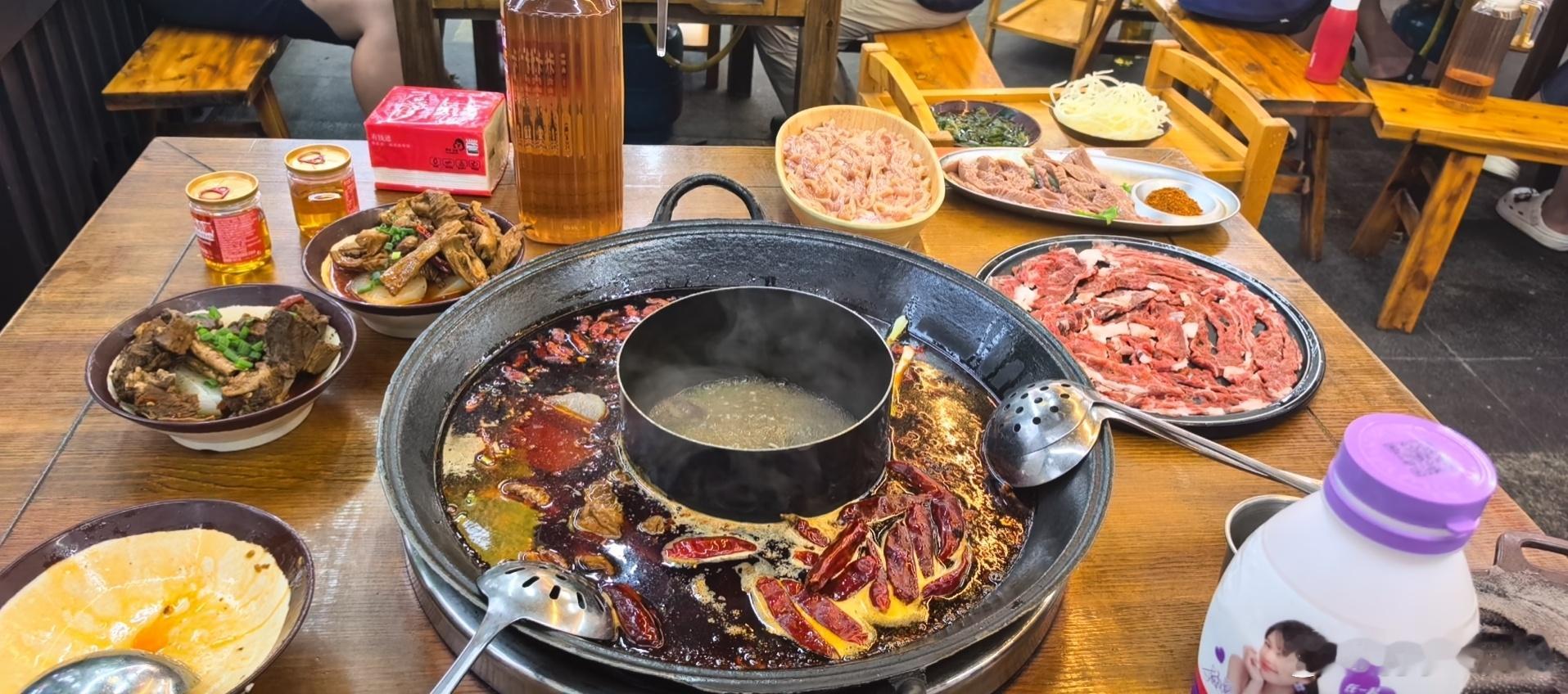 跟朋友吃完饭，感觉差不多，今年成都车展的热度低了很多 ​​​