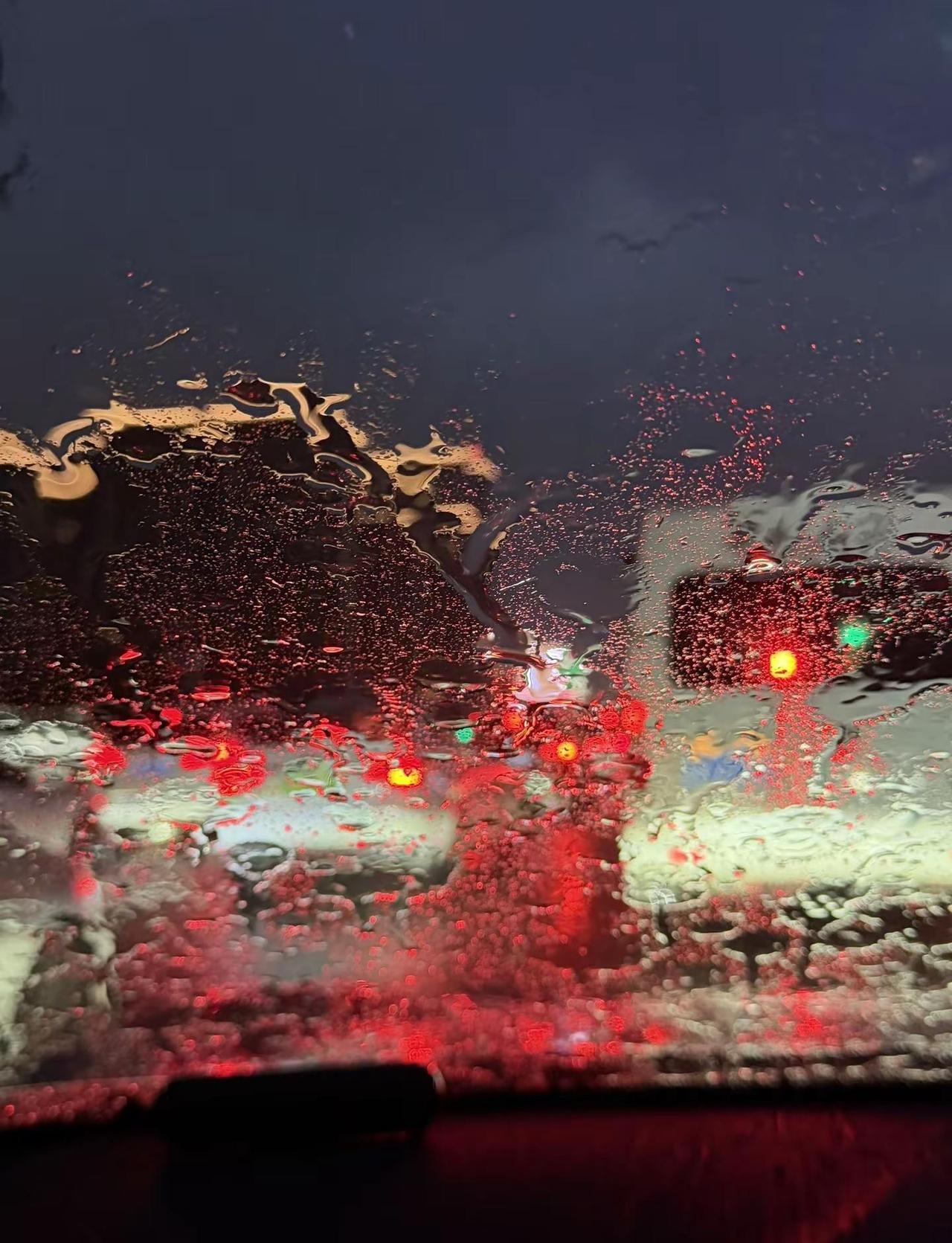 济南突然下暴雨！！天气预报这次真准！！陷入雨天的氛围里 车窗外 雨天 济南下雨了