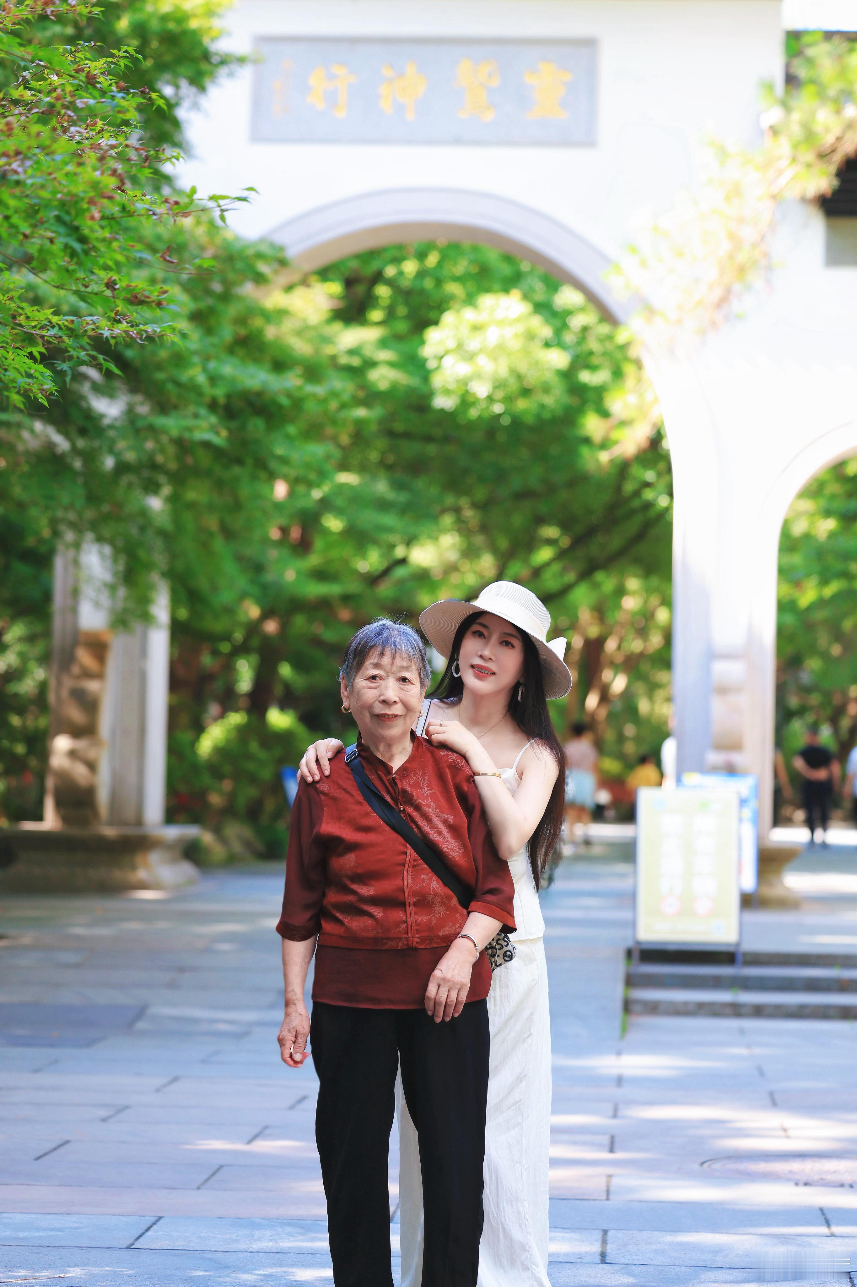 两点把妈妈送去高铁站，回来就睡了，一直睡到现在，昏昏沉沉的，醒了睡，睡了醒。睡醒