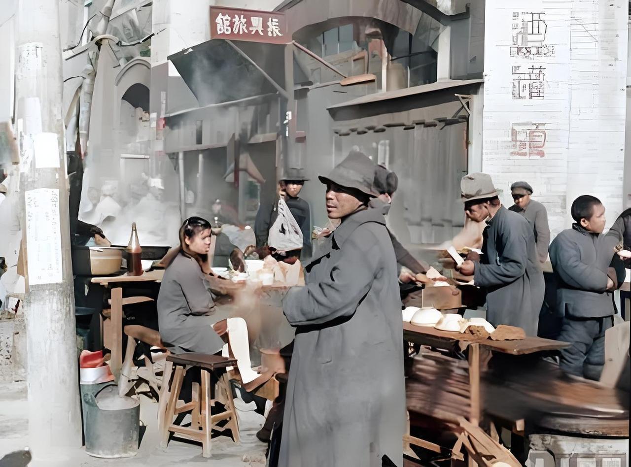 这张图片呈现的是河北某县卖早点的热闹小市。你瞅，一堆食客挤在早点摊前，熙熙攘攘的
