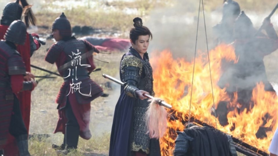 王鹤棣谢景行 哎呀天呐，这是叠加齐全了，大热天，厚厚的将军服，加一堆烈火，真的太