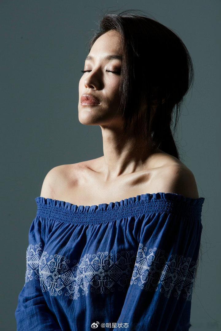 舒淇近拍皮肤是有点黑啊 