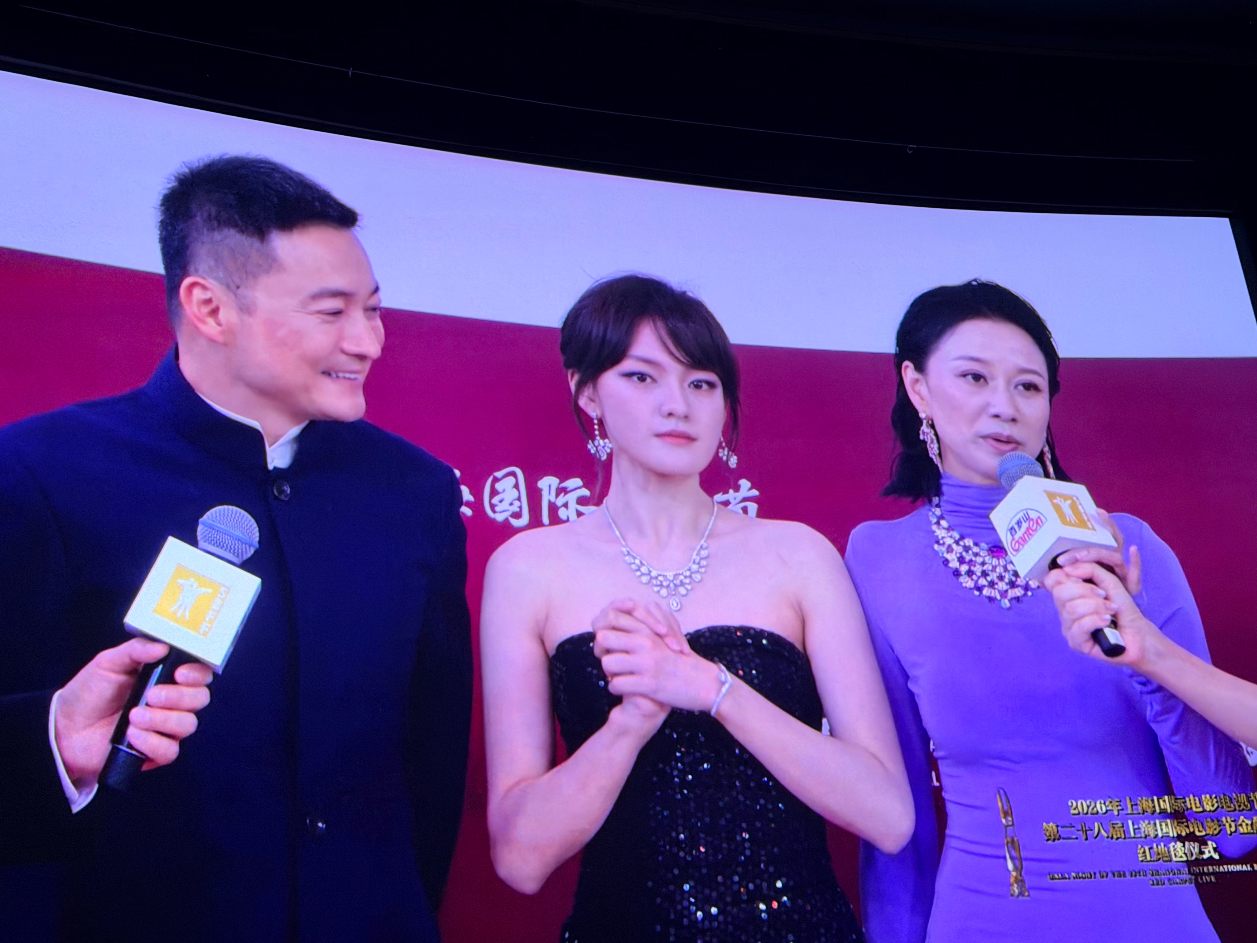 文淇妹妹好漂亮啊，小猫一样可可爱爱就走过来了 
