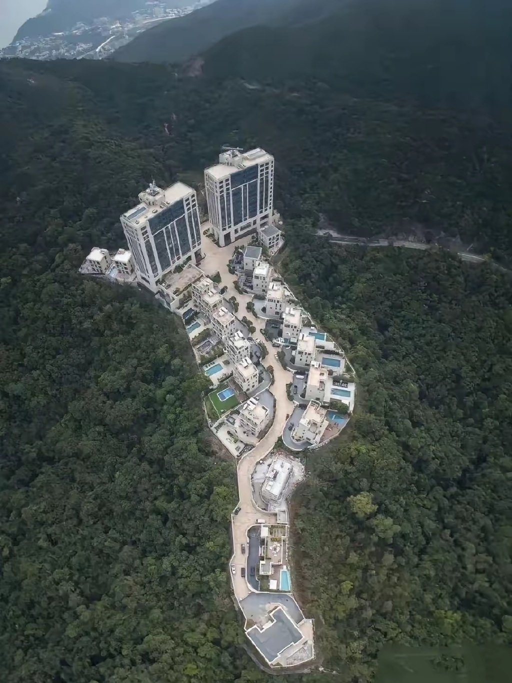 ``` 还真的是穷人想往外搬，有钱人想往山上住啊  ```````` 