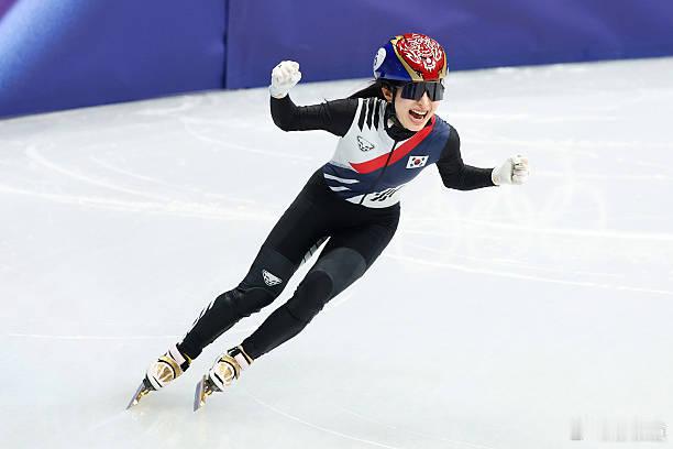 短道速滑女子3000米接力决赛冬奥会中国队B组碾压式获胜，总排名第5，杨婧茹滑真