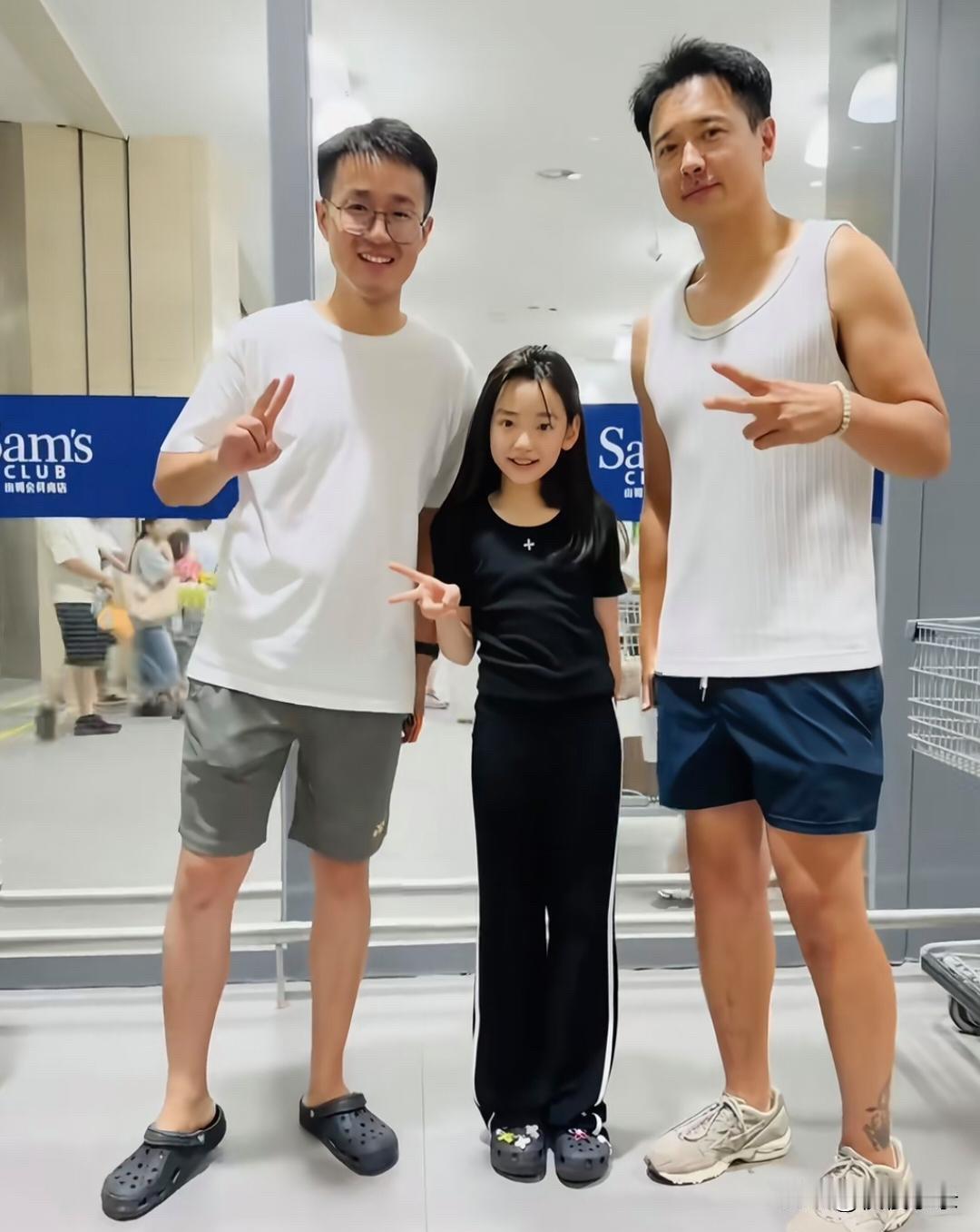 高云翔和9岁女儿小酒窝现身山姆超市购物，他穿着无袖上衣，身材高大壮硕，虽然长胖了