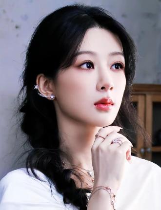 终于明白 33 岁的杨紫为啥还不找对象了
不是因为她模样不招人喜欢，
也不是因为