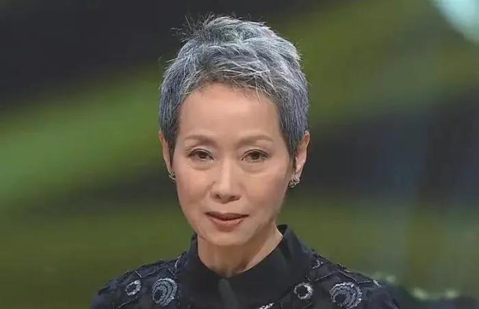 相比于白娘子赵雅芝还在不服老、疯狂的扮嫩，许仙叶童这淡然的接受自己衰老痕迹的心态