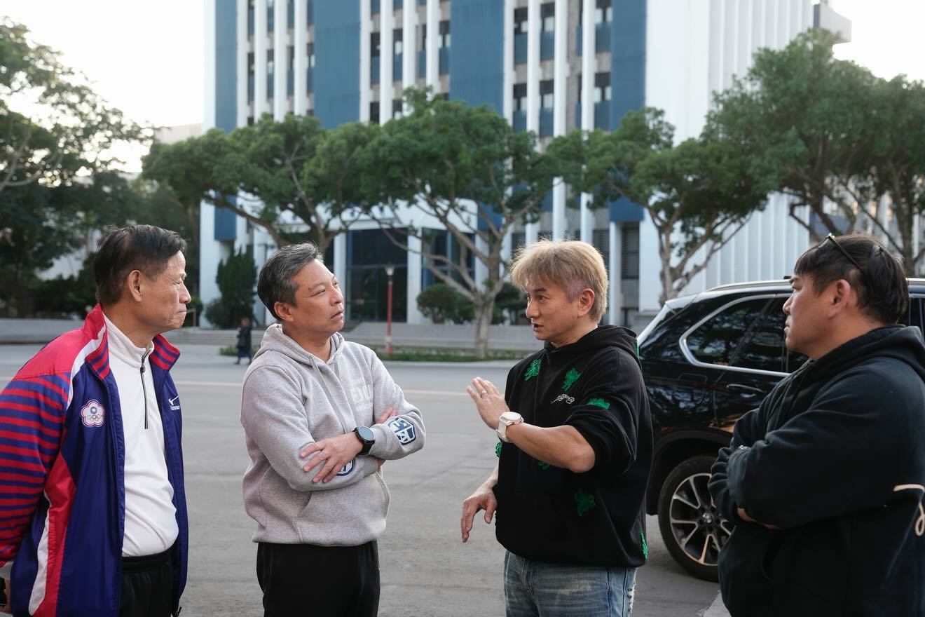 吴奇隆荣获杰出校友奖🏆近日現年55岁的吴奇隆返台，昨天现身母校辅仁大学获颁「杰