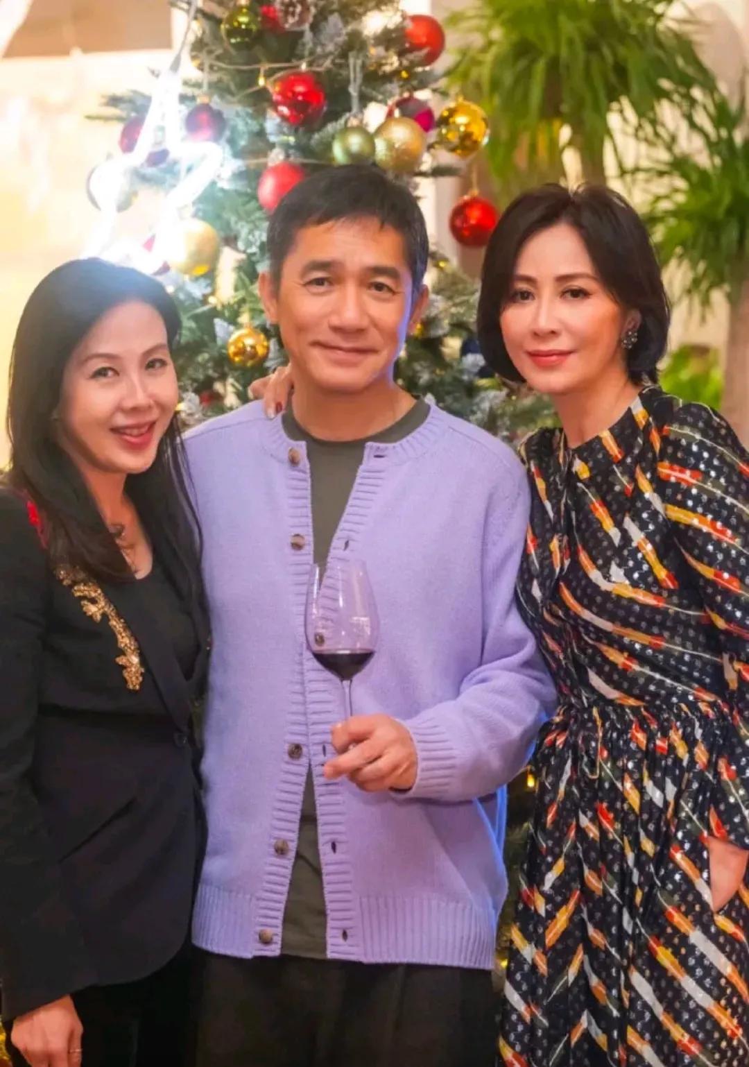 紫气东来
梁朝伟这毛衣外套不错
有人说难看
我觉得一点也不难看
反而觉得很特别的