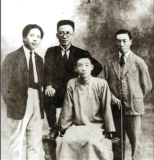 郁达夫在日本留学九年，从1913年到1922年。
一张照片中的人物，后来成为了文