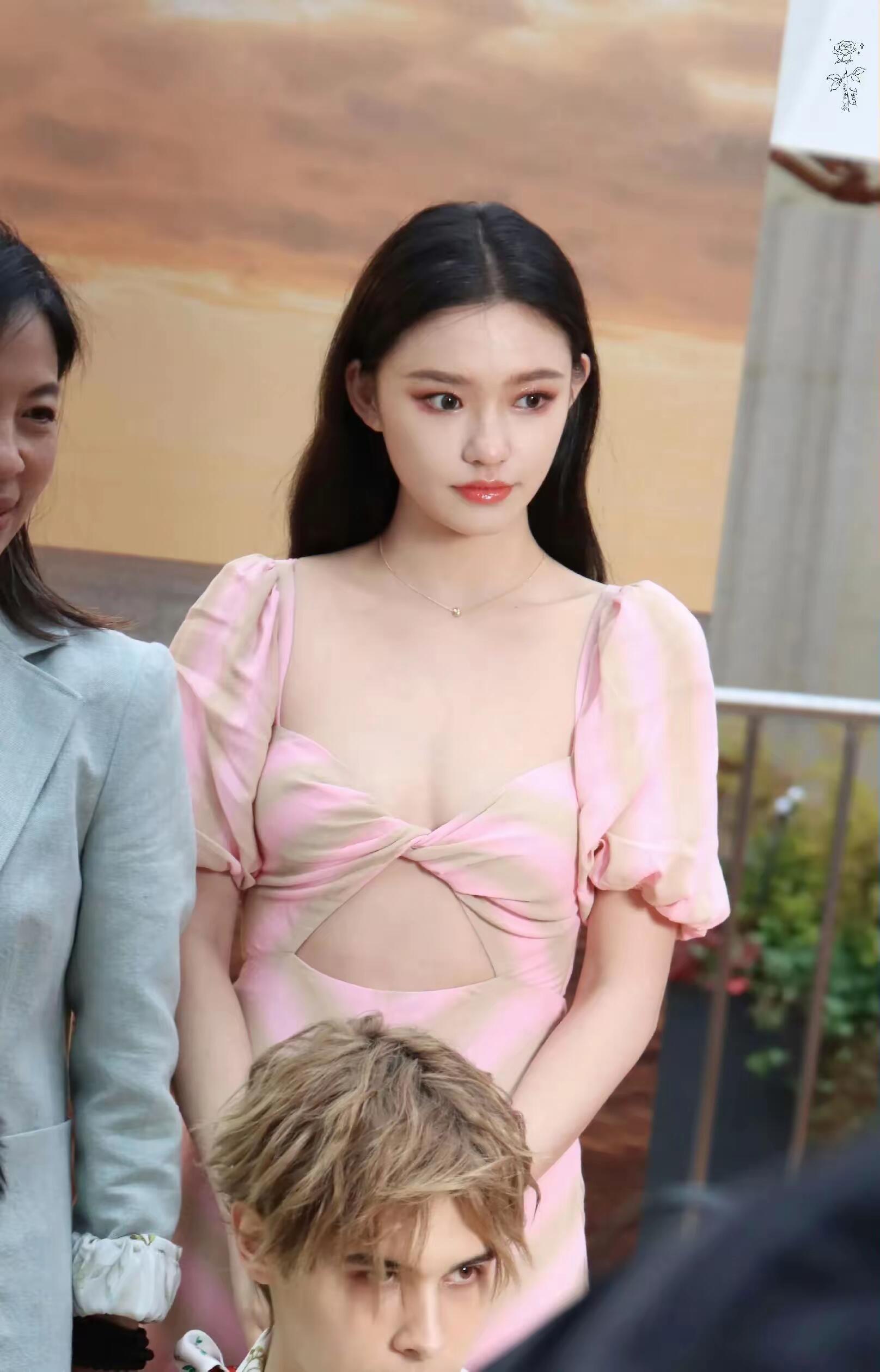 林允粉色冰淇淋肯定很香 