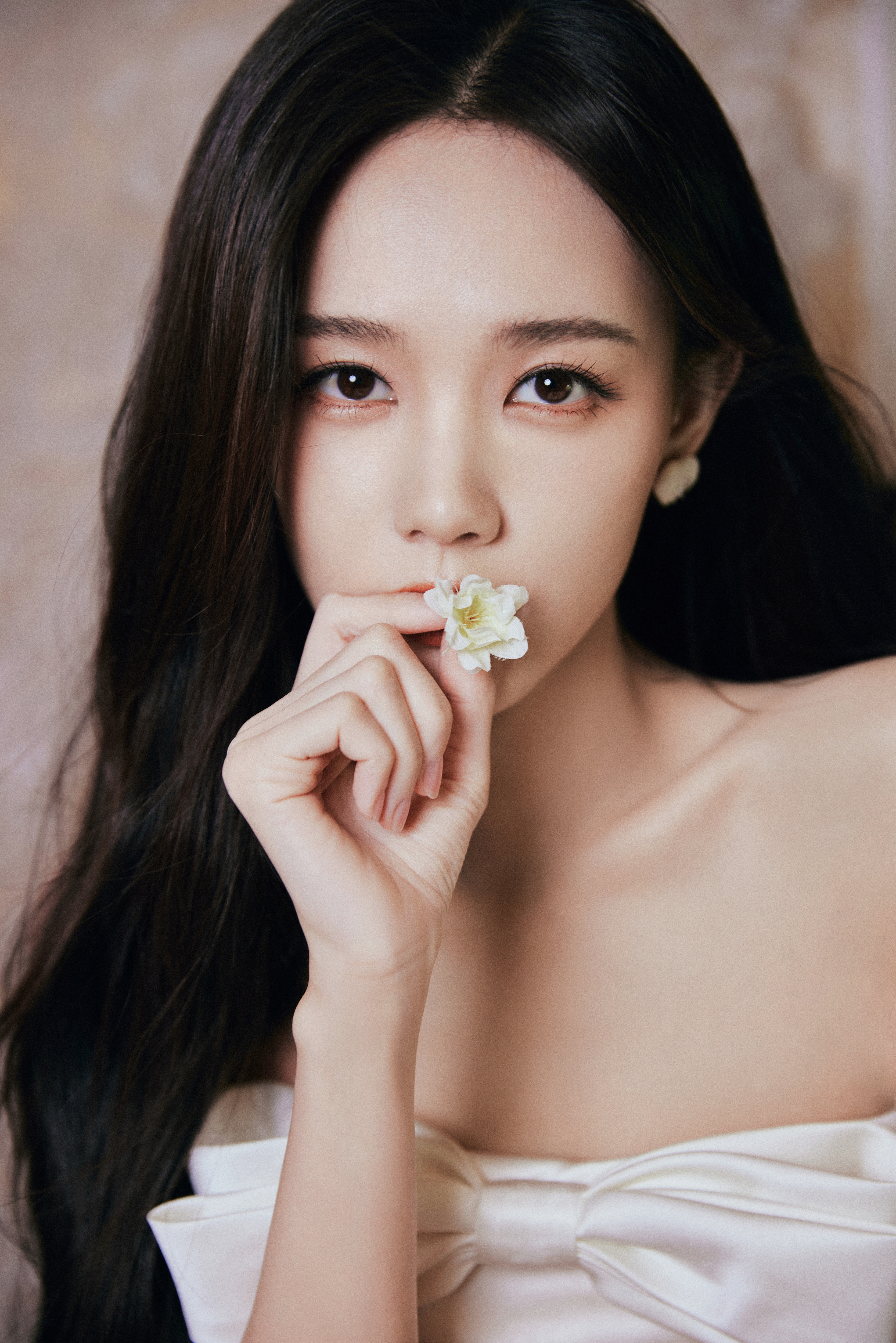 李一桐 山水花鸟，嬉戏云间以蝴蝶为引🦋勾勒细致轮廓 ​​​