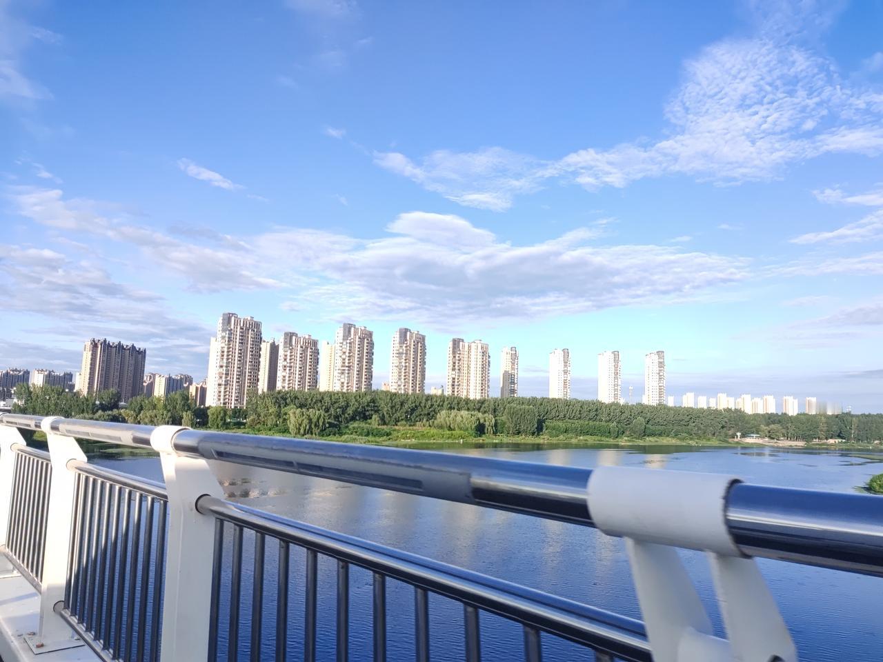 秋高气爽，城市烟火与山野自然，两相相拥。