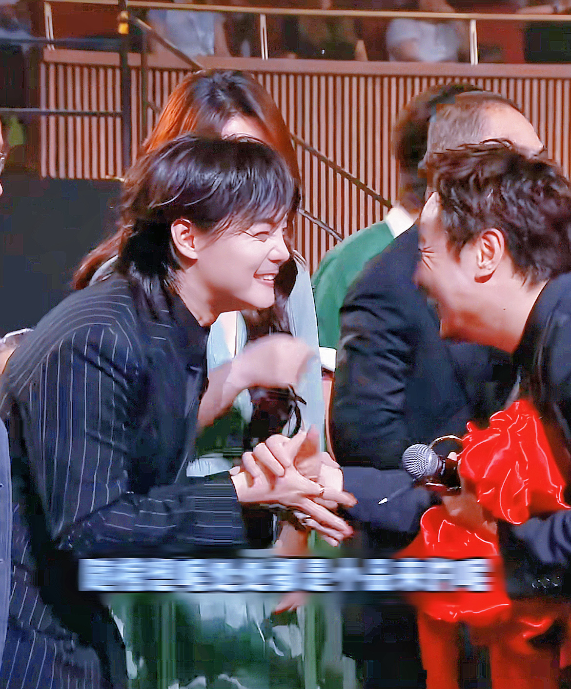 驰强 🤝驰强 交握的双手，愿彼此永远不分离🥺就这个王和王后爽！老爸老妈管生管