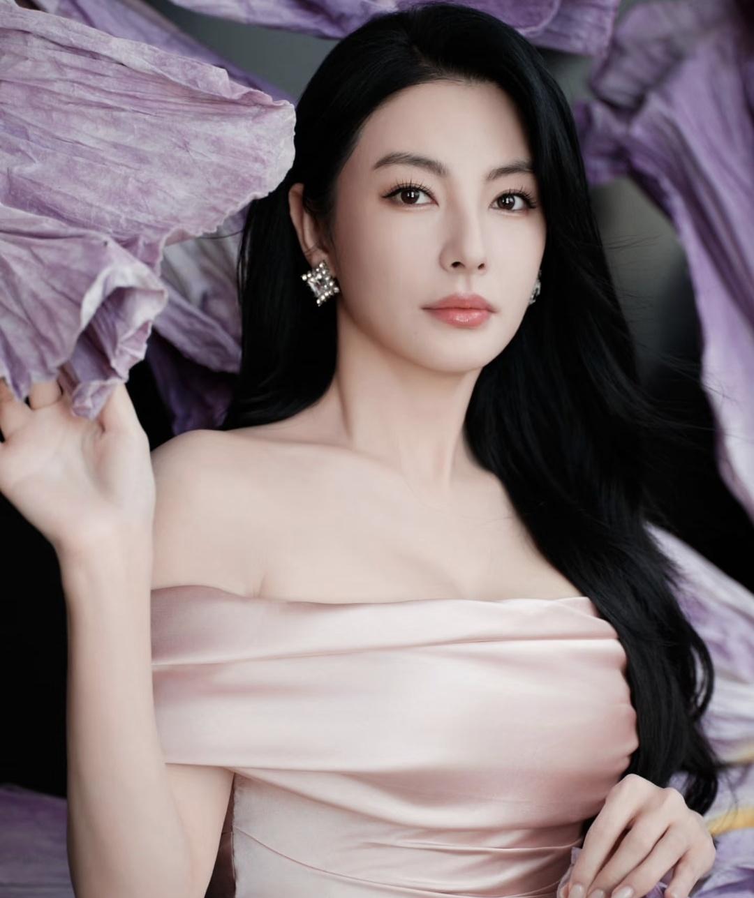 每月护扶70万，699买不了一双袜子，
看到张雨绮塌房
才惊觉巩俐当年那句话
含