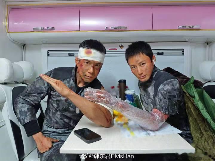韩东君晒与蒋璐霞战损合照 看这张合照，就像是兄弟情谊的完美代表！在《蛟龙行动》中