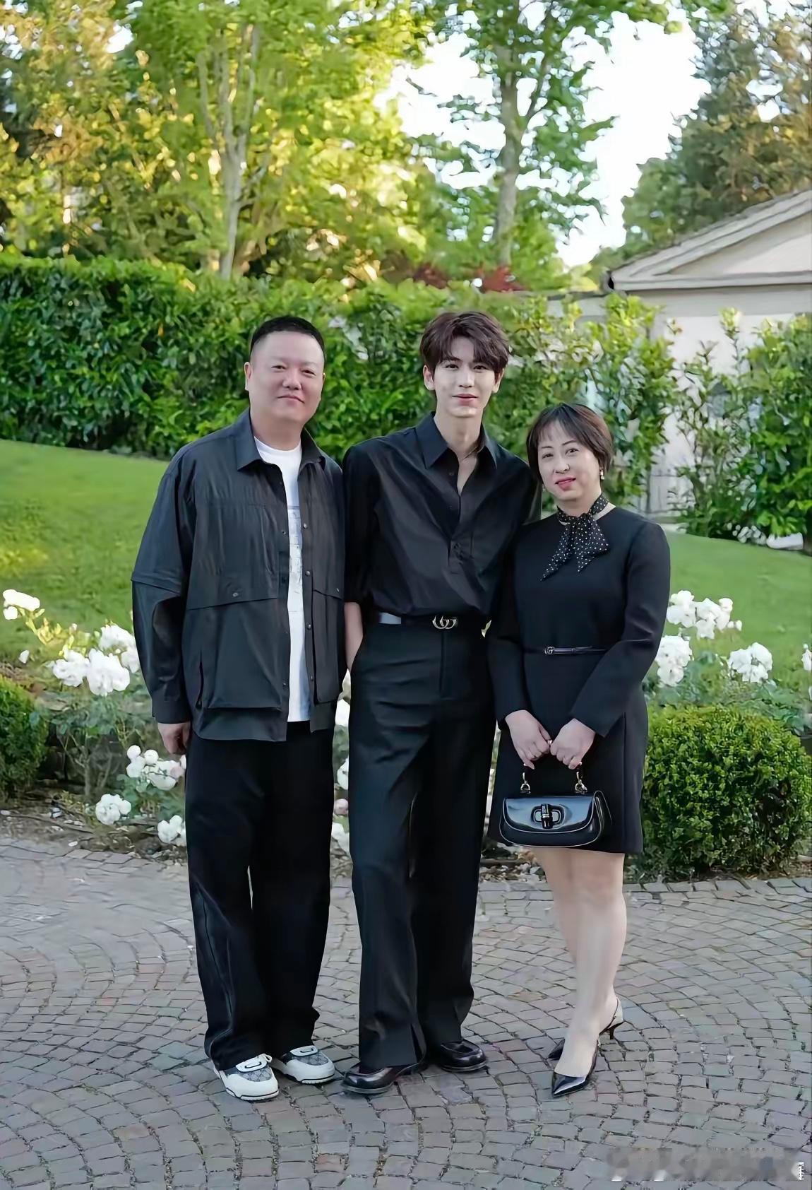 张凌赫的妈妈公开了和家人的合照我爸妈真好看 