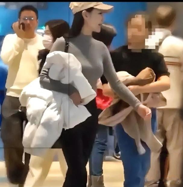 汪少菲和他心爱的美女马小梅俩情相悦[比心][比心]

美女不作随性自然，温柔善良