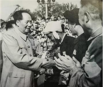1969年，毛主席在武汉看篮球赛， 发现观众看自己，毛主席：篮球比赛要看篮球，不
