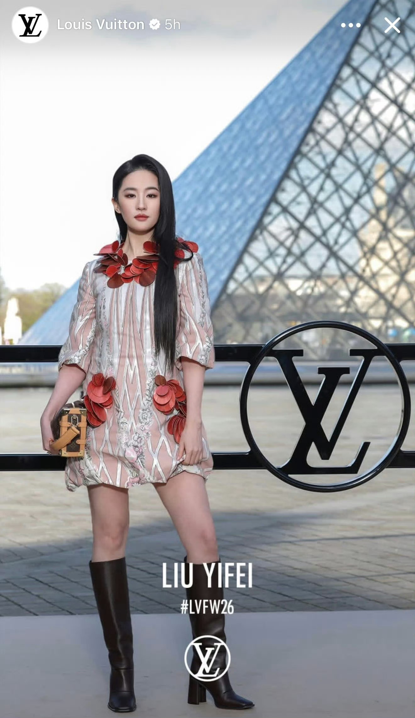 LV官方IG和FB发布刘亦菲此次看秀公式照刘亦菲行走的玫瑰花