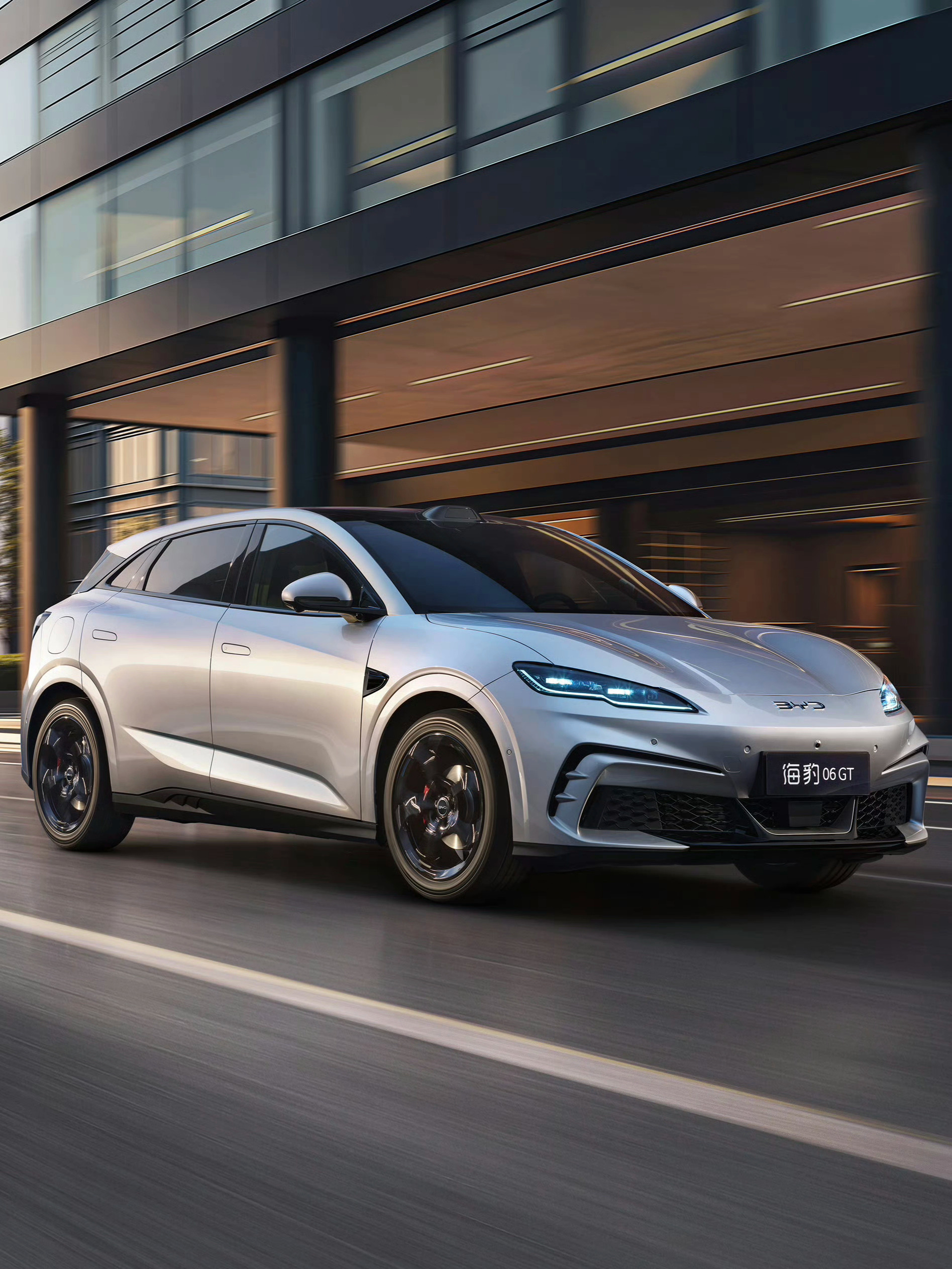 新款海豹06GT昨天上市，新增的这个银色很帅～之前简单开过这车，印象很不错，外形