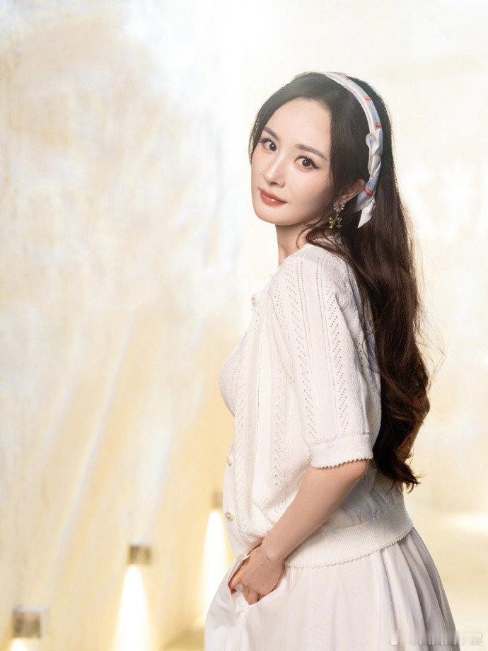 看得出杨幂是公主杨幂今天完全是公主杨幂白裙配发箍站在蛋糕和花海中间，这画面太唯美