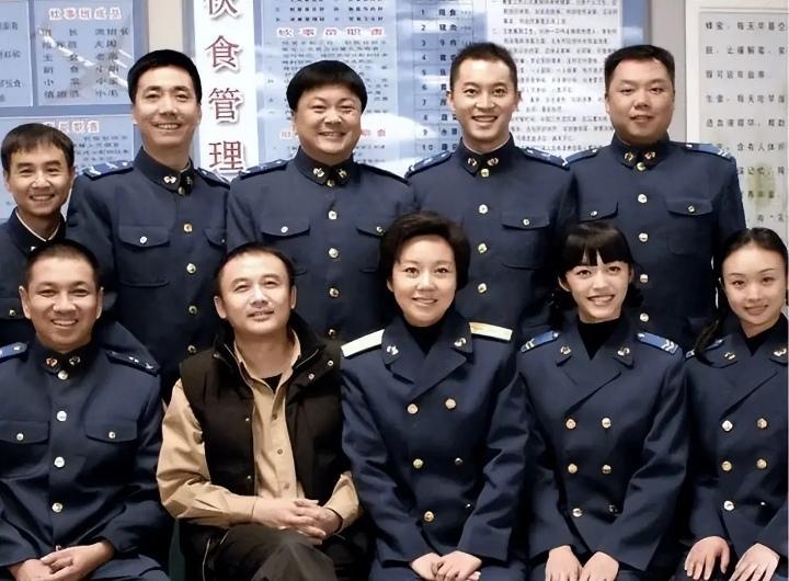 《炊事班的故事》主创珍贵合影曝光！尚敬导演带着毛孩、范明、洪剑涛、沙溢、闫妮等一