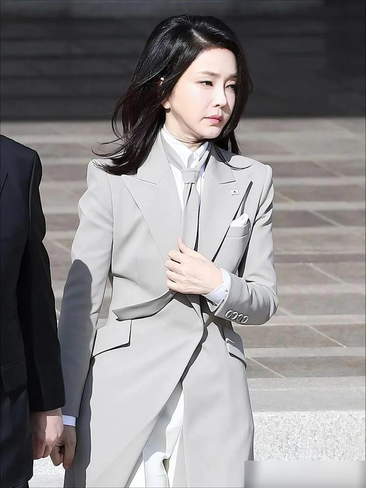 金建希风光两年，悲催后半辈子，无儿无女，好像也没捞着什么东西。在韩国当总统下场都